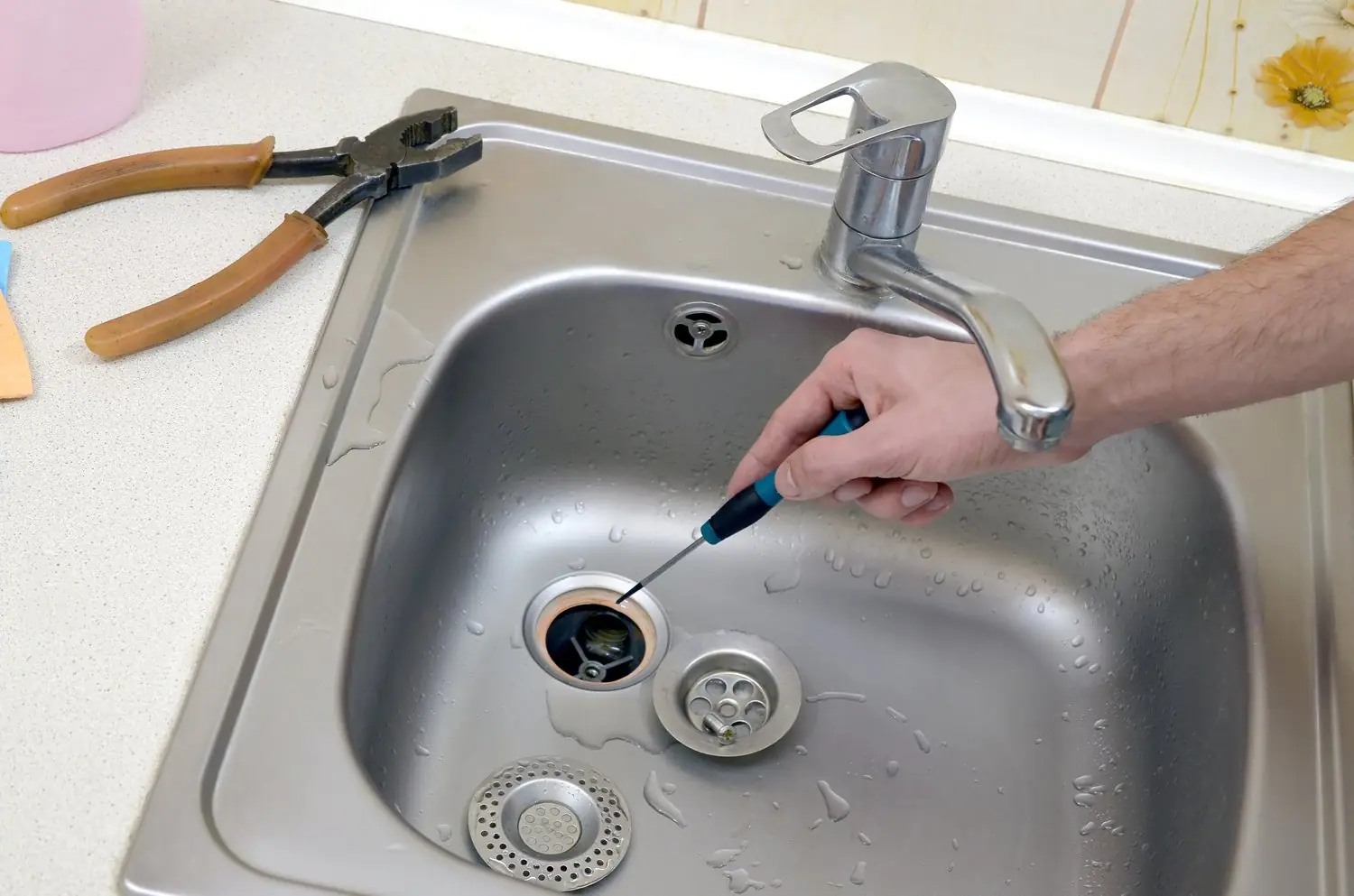 Jak naprawić przeciekający syfon w umywalce bez pomocy hydraulika